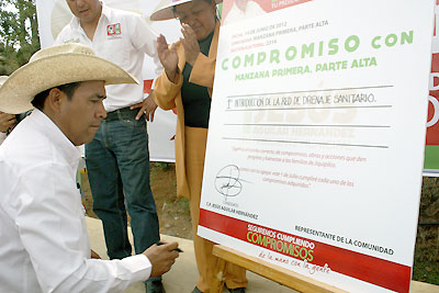 En Jiquipilco, Jesús Aguilar continúa firmando compromisos 