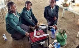 Africanas generan electricidad con orina