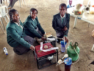 Africanas generan electricidad con orina