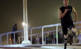 Pistorius bate a un pura sangre árabe en una exhibición