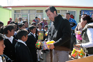 5 mil cobertores y juguetes entrega Gabriel Olvera