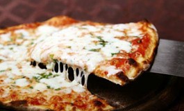 Pintor dona 100 mil dólares en pizza a familias pobres