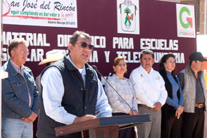 Sergio Velasco entrega apoyos en beneficio de 64 escuelas