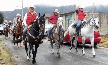 Encabeza Víctor Aguilar cabalgata con más de 400 jinetes