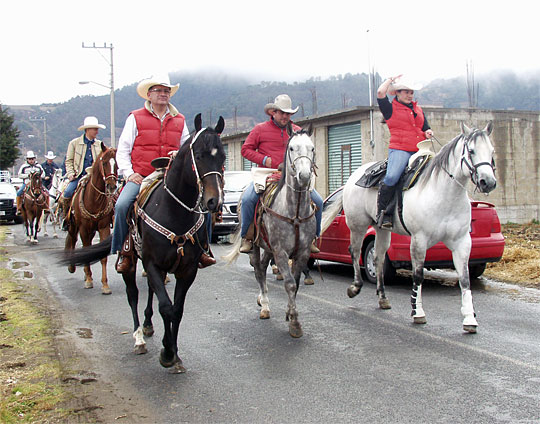 Encabeza Víctor Aguilar cabalgata con más de 400 jinetes