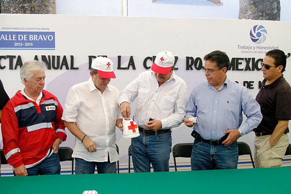 Francisco Reynoso Israde inicia colecta para la Cruz Roja en Valle de Bravo
