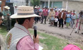 Gabriel Olvera  entregó material de construcción para obras comunitarias