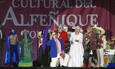 Niños y adultos aplauden danzas típicas otomíes y la obra Brujas y Calaveras, en la Plaza de los Mártires