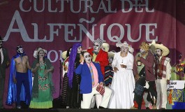 Niños y adultos aplauden danzas típicas otomíes y la obra Brujas y Calaveras, en la Plaza de los Mártires