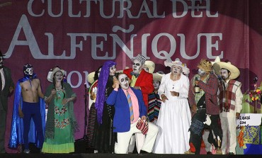 Niños y adultos aplauden danzas típicas otomíes y la obra Brujas y Calaveras, en la Plaza de los Mártires