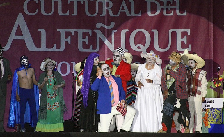 Niños y adultos aplauden danzas típicas otomíes y la obra Brujas y Calaveras, en la Plaza de los Mártires