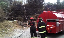 Liberan bomberos de Metepec a menor atrapado en malla de escuela