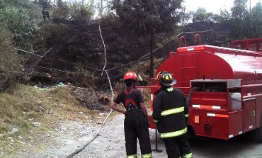 Liberan bomberos de Metepec a menor atrapado en malla de escuela