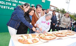Parten la tradicional Rosca de Reyes, en Almoloya de Juárez