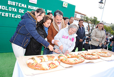 Parten la tradicional Rosca de Reyes, en Almoloya de Juárez