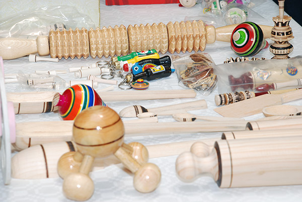 Artesanos de Rayón, beneficiados por donación de madera de árboles de navidad