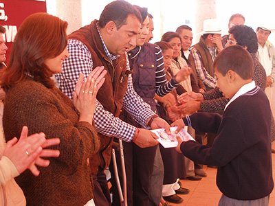 Sergio Velasco entrega apoyos sociales en beneficio de 5 mil habitantes