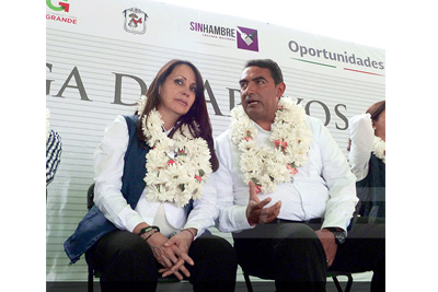 Entregan apoyos Oportunidades y Pal Sin Hambre