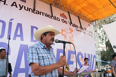 Francisco Reynoso festeja a campesinos de Valle de Bravo