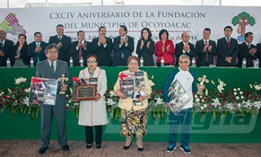 Alfonso González entrega la Presea “Raíces, Presente y Futuro Ocoyoaquense”