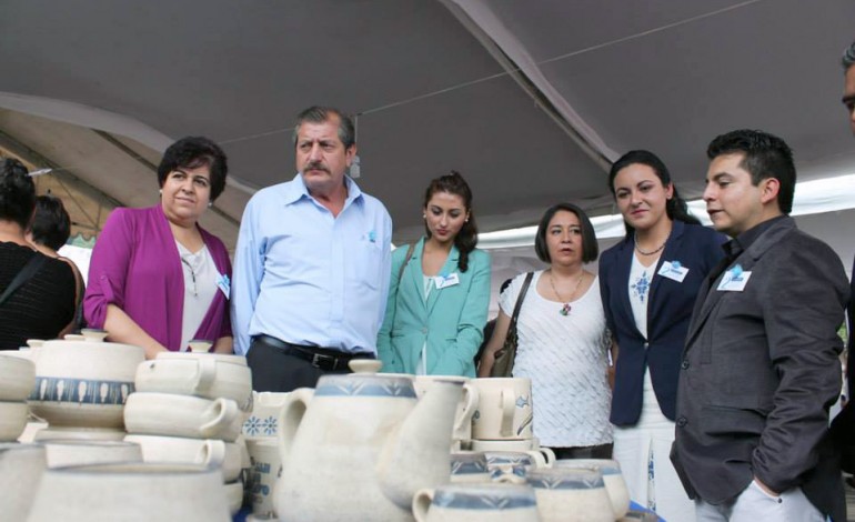 En Valle de Bravo; Apoyan a artesanos de la región