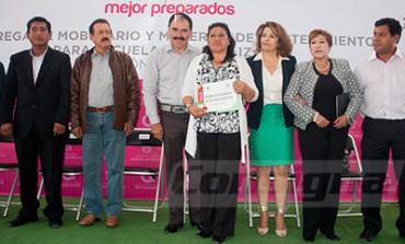 Entregan mobiliario y materiales de mantenimiento a 20 escuelas federalizadas