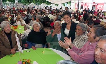 En Ocoyoacac, consienten a los abuelitos en su día