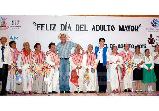 Gobierno de Valle de Bravo festeja a quienes representan la piedra angular de la familia