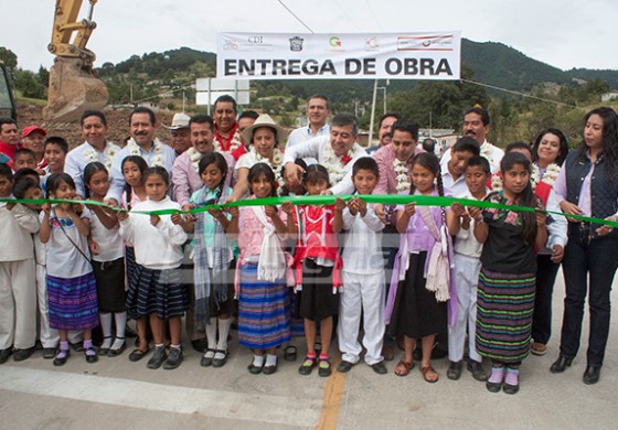 Alcalde de Otzolotepec  entrega y supervisa obras por más de 21 millones de pesos