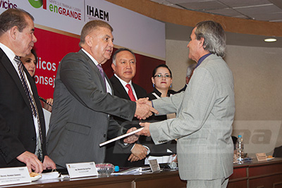 Valle de Bravo recibe Reconocimiento  al Esfuerzo Hacendario Municipal 2015