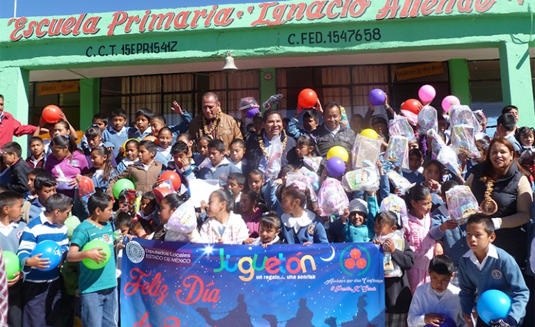 15 mil juguetes a niños del Distrito XII entrega Eduardo Zarzosa