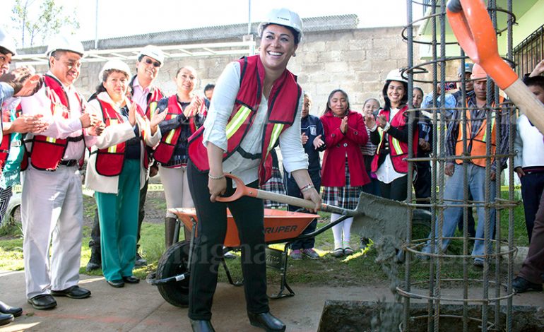 Gobierno de Atlacomulco trabaja fuerte por la educación: Anna María Chimal