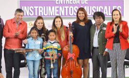 Entrega Isis Ávila instrumentos musicales a Orquesta Sinfónica infantil de Ocoyoacac