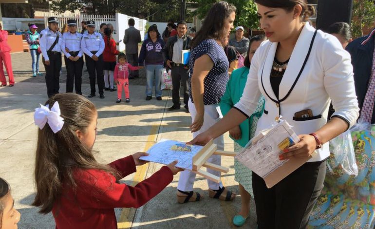 Reconoce Diana Pérez el esfuerzo de estudiantes del nivel básico