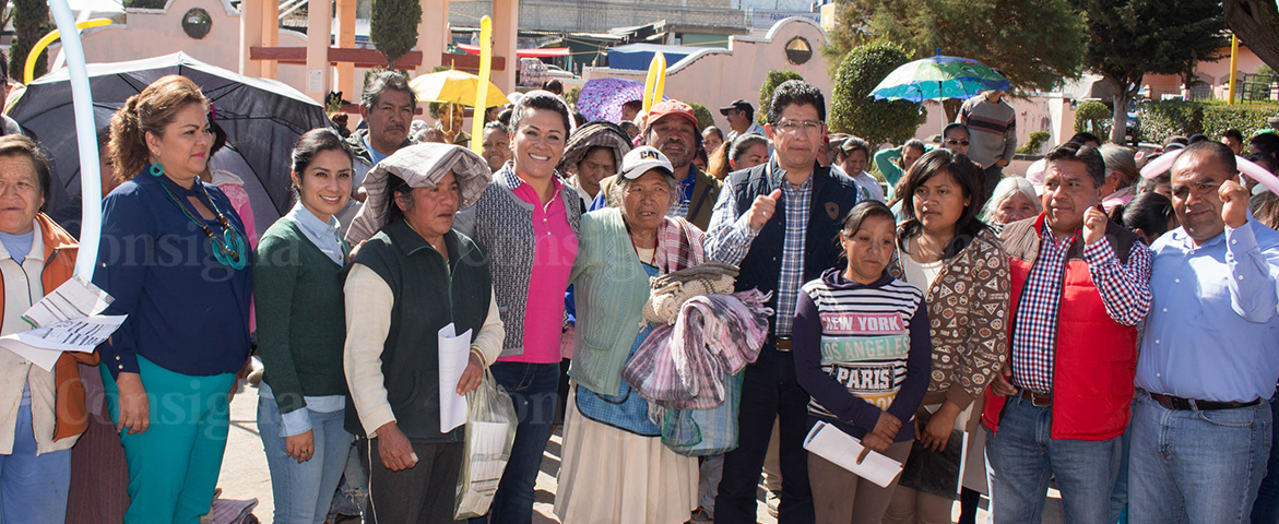 Alcaldesa de Atlacomulco entrega paquetes invernales en comunidades vulnerables