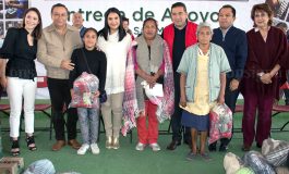Entrega Julio César Serrano paquetes invernales y tarjetas “La Efectiva”