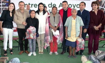Entrega Julio César Serrano paquetes invernales y tarjetas “La Efectiva”