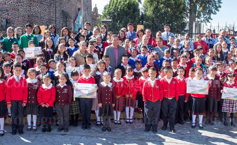 César Serrano apuesta por la educación; entrega 540 Becas de Excelencia