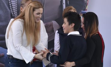 Entrega Fernanda Castillo de Del Mazo tarjetas de apoyo a madres de hijos con discapacidad