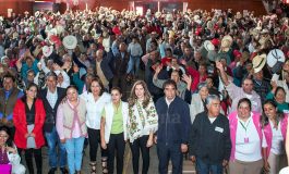 Entregan canastas alimentarias y tarjetas a adultos mayores de Villa Victoria
