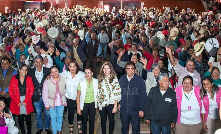 Entregan canastas alimentarias y tarjetas a adultos mayores de Villa Victoria