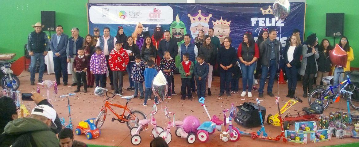Celebra César Serrano el Día de Reyes, haciendo felices a cientos de niños con entrega de juguetes