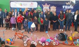 Celebra César Serrano el Día de Reyes, haciendo felices a cientos de niños con entrega de juguetes
