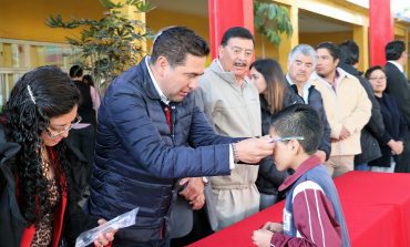 Entrega César Serrano lentes y desayunos escolares a estudiantes atenquenses