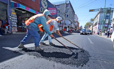 Se intensifican trabajos de bacheo en calles de Toluca