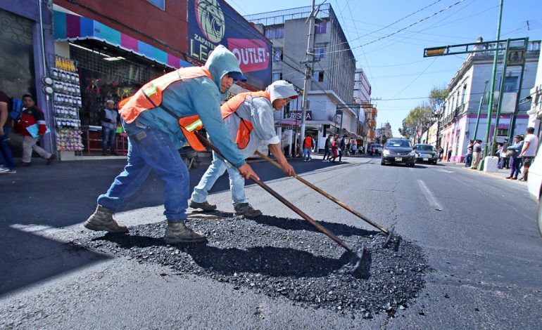 Se intensifican trabajos de bacheo en calles de Toluca