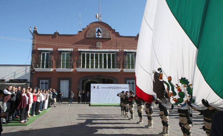 Ayuntamiento de Metepec homenajea al lábaro patrio
