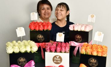 Realizan pacientes del CREE arreglos florales para mamás