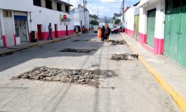 Realizan trabajos de bacheo en calles de Calimaya