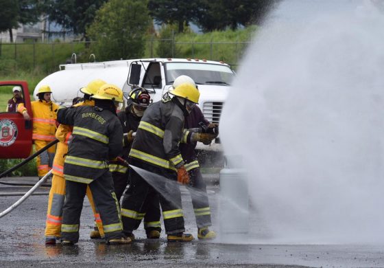 Reconocen a bomberos de Metepec en su día